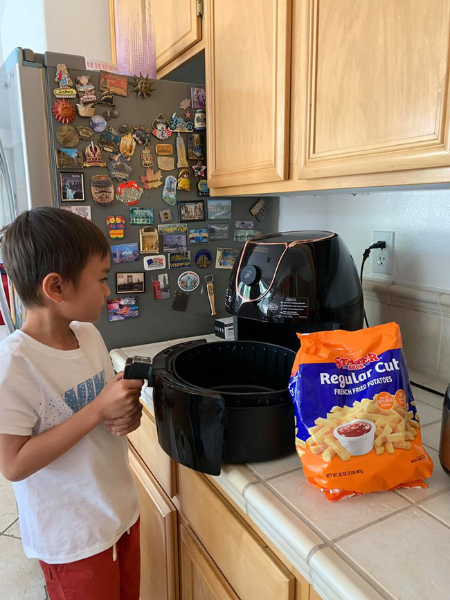 Con nuôi Thanh Thảo - Jacky Minh Trí: Cậu bé ngoan nhất thế giới, 8 tuổi đã thạo nấu nướng, giặt đồ, đi chợ, trông em-1