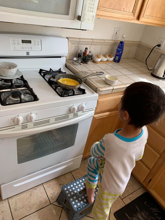 Con nuôi Thanh Thảo - Jacky Minh Trí: Cậu bé ngoan nhất thế giới, 8 tuổi đã thạo nấu nướng, giặt đồ, đi chợ, trông em-2