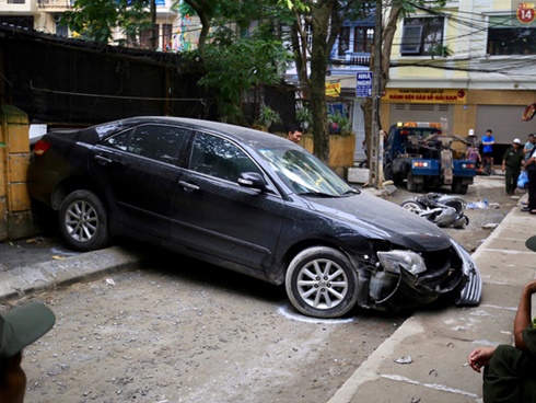 Thêm tình tiết vụ nữ tài xế lùi Camry khiến người phụ nữ tử vong: Khi lùi xe bị vướng vào mô đất, vẫn đang điều tra thêm-3