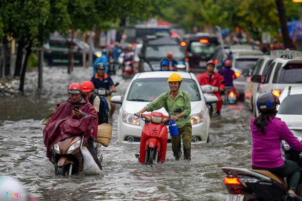 Khách Tây ngã sõng soài ở khu nhà giàu Sài Gòn-1