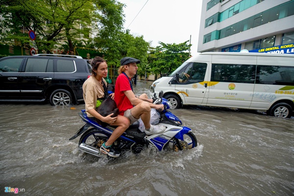 Khách Tây ngã sõng soài ở khu nhà giàu Sài Gòn-2