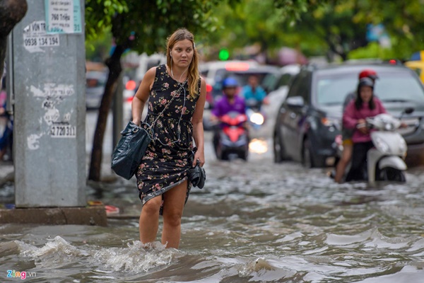 Khách Tây ngã sõng soài ở khu nhà giàu Sài Gòn-5