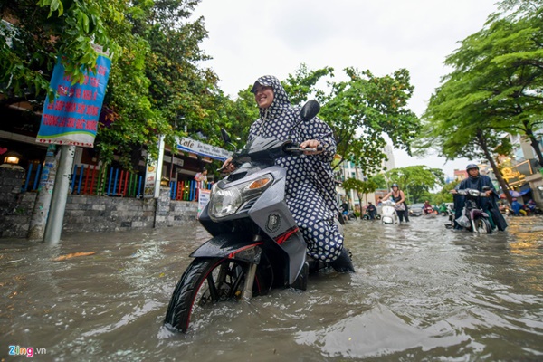 Khách Tây ngã sõng soài ở khu nhà giàu Sài Gòn-9