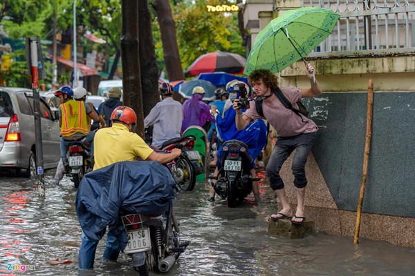 Khách Tây ngã sõng soài ở khu nhà giàu Sài Gòn-10