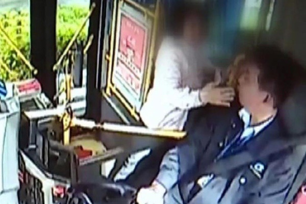 Vì vài đồng bạc lẻ, người phụ nữ cãi nhau rồi tát tài xế xe buýt và cái giá phải trả vô cùng xứng đáng-1