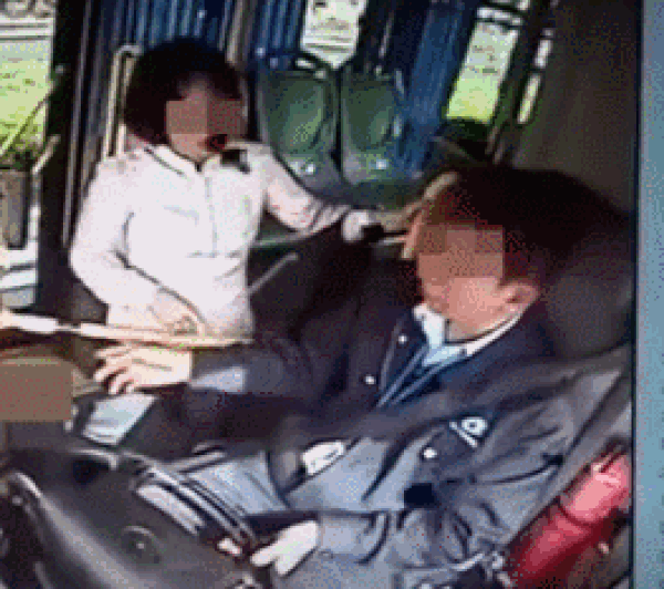 Vì vài đồng bạc lẻ, người phụ nữ cãi nhau rồi tát tài xế xe buýt và cái giá phải trả vô cùng xứng đáng-2