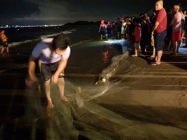 Đà Nẵng: 3 nam sinh bị đuối nước trong lúc tắm biển, 1 người mất tích-1