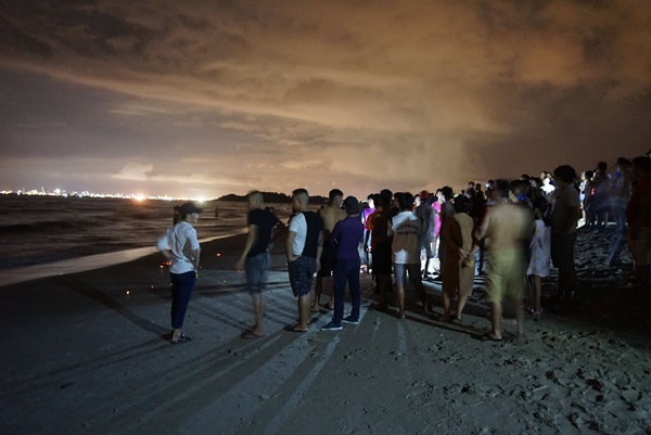 Đà Nẵng: 3 nam sinh bị đuối nước trong lúc tắm biển, 1 người mất tích-5