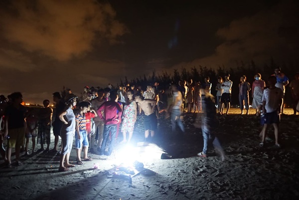 Đà Nẵng: 3 nam sinh bị đuối nước trong lúc tắm biển, 1 người mất tích-6