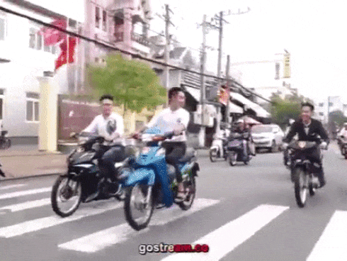 Chú rể 'quái xế' nẹt pô, bốc đầu dẫn nhà trai đi đón dâu gây náo loạn cả phố
