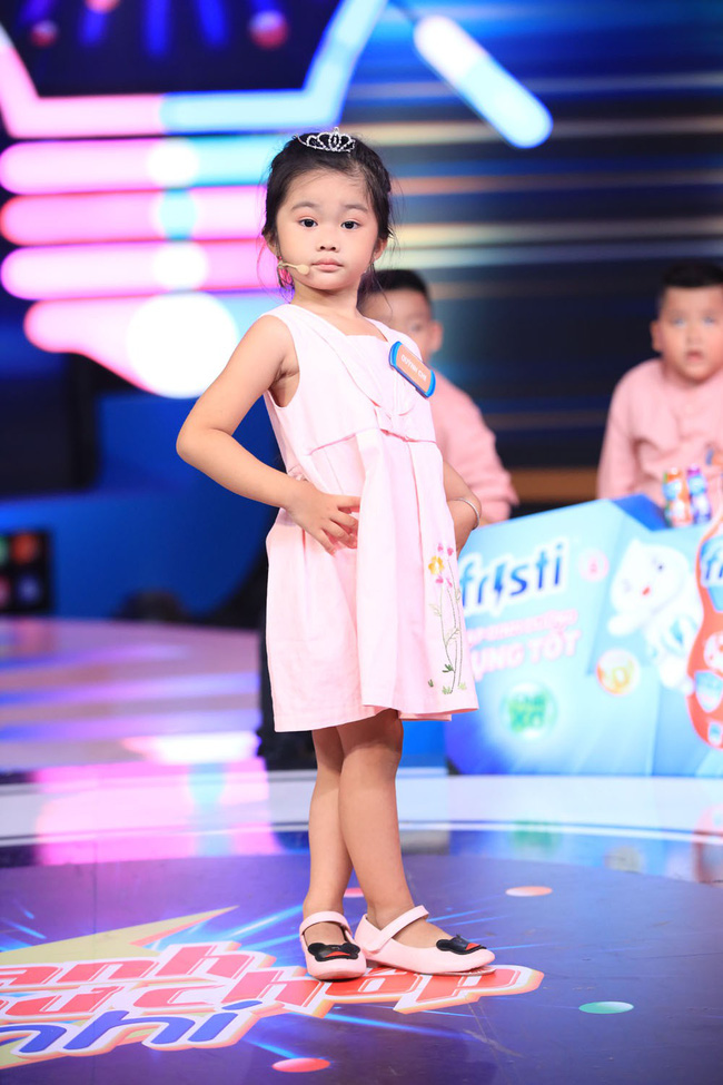 Nhanh như chớp nhí: Xuất hiện 2 cặp sinh đôi khác biệt đến mức khiến Trấn Thành trở tay không kịp-3