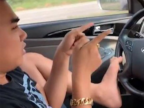 Tài xế ngang nhiên dùng 2 chân để vịn vô lăng lái xe