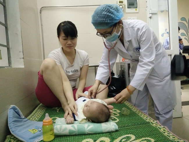 Năm nay số ca sởi tăng nhiều: Nhiều trẻ mắc sởi có biến chứng suy hô hấp, biến chứng viêm phổi-2