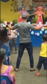 Con gái diễn văn nghệ, bố phía dưới nhiệt tình uốn éo nhảy theo giúp đứa trẻ bớt căng thẳng, được dân mạng phong luôn làm ông bố của năm-2