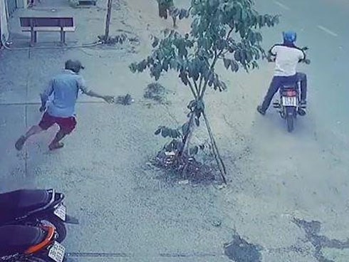 Bị phát hiện, trộm bỏ 'đồng đội' chạy thoát thân