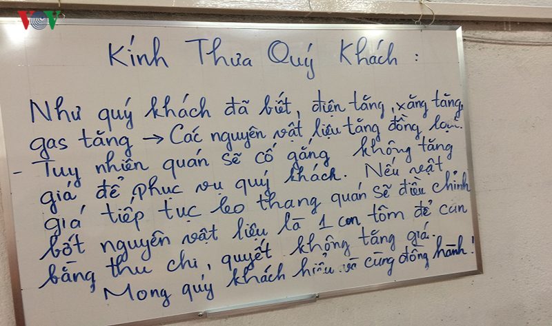 Quán ăn xin bớt một con tôm để không tăng giá-1