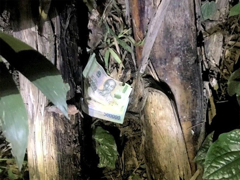 Lại chuyện đất lề quê thói, trong lúc người khác vẫn đang ăn thì chị gái đã nhanh chóng lấy phần đầy túi cỗ mang về, nên hay không nên?-3