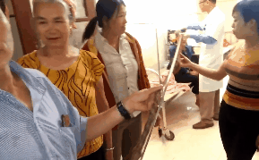 Cụ bà 94 tuổi với bộ tóc dài gần 4m ở Nghệ An tiết lộ lý do chưa gội đầu trong 65 năm qua-1