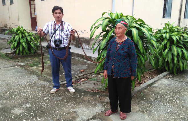 Cụ bà 94 tuổi với bộ tóc dài gần 4m ở Nghệ An tiết lộ lý do chưa gội đầu trong 65 năm qua-2