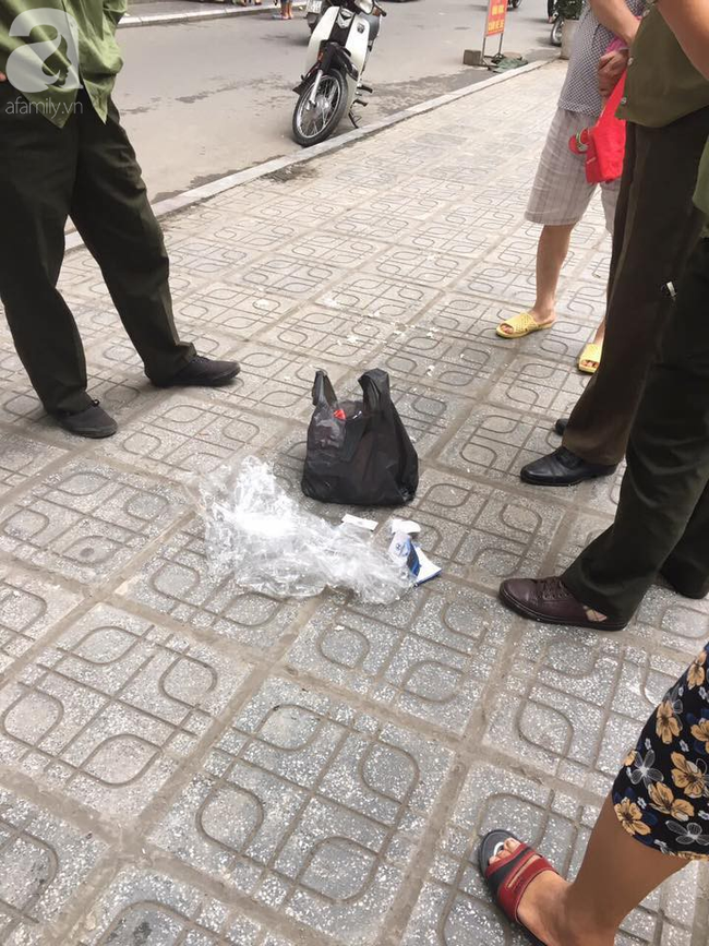 Túi rác bị ném từ tầng 36 chung cư HH Linh Đàm xuống sân, bé trai 4 tuổi thoát nạn trong gang tấc-1