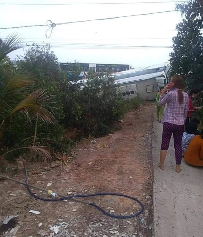 Long An: Lật xe khách chở 40 công nhân, nhiều người bị thương-1