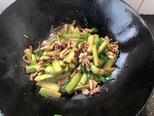 Mướp vào mùa, làm ngay món mướp xào bạch tuộc ăn thật chuẩn vị ngon cơm!-3