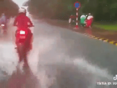 Clip: Thanh niên phóng xe PKL tốc độ cao giữa lúc mưa ngập ở Sài Gòn khiến người đi đường 