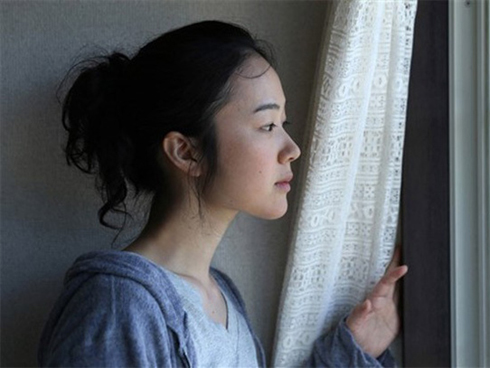 Bức ảnh người vợ nắm tay chồng bị ung thư giai đoạn cuối gây bão mạng-3