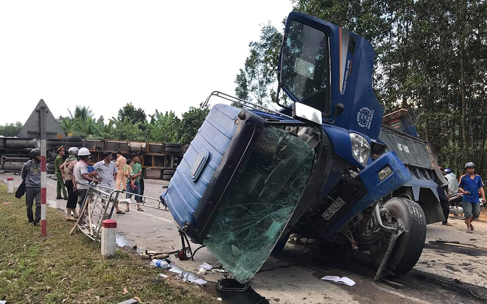 Tai nạn liên hoàn ở đường tránh Đà Nẵng, tuyến Bắc-Nam tê liệt-1