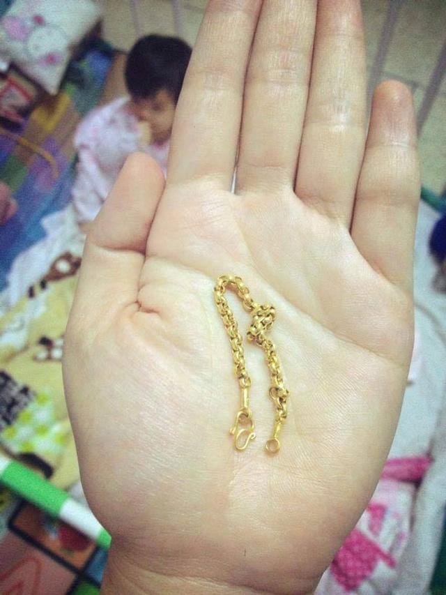 Chiếc vòng vàng ở tay con đột nhiên biến mất, 4 ngày sau mẹ phát hiện điều kinh hoàng-1