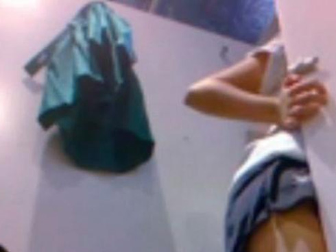 Hai cô gái cùng khoe nhẫn đính hôn kim cương lấp lánh, người xấu hổ ề chề, kẻ thì mặt mày tím tái vì bị người dùng mạng bóc mẽ”-3