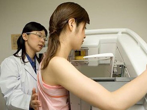 Cô gái 24 tuổi phải cắt bỏ ngực sau khi dùng thuốc trị mụn