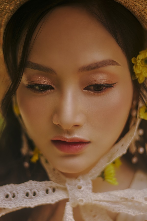 Gái một con Lan Phương đẹp như thiếu nữ giữa vườn hè-3