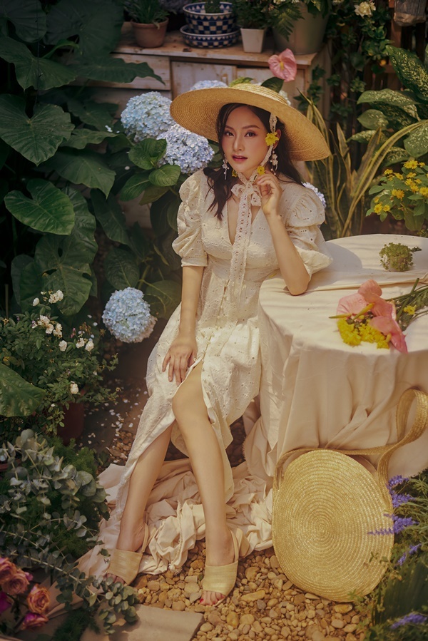 Gái một con Lan Phương đẹp như thiếu nữ giữa vườn hè-4