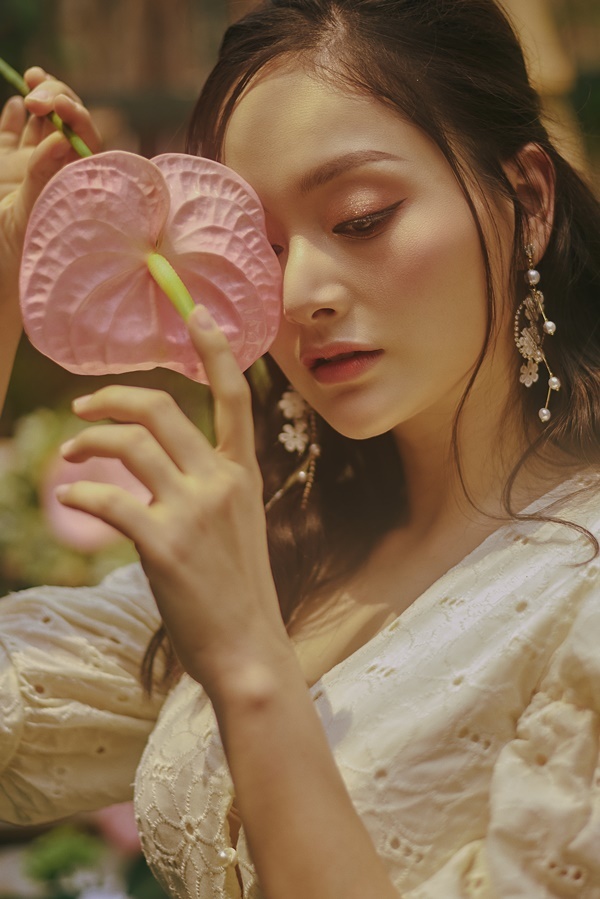 Gái một con Lan Phương đẹp như thiếu nữ giữa vườn hè-5