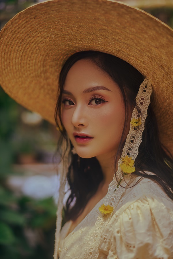 Gái một con Lan Phương đẹp như thiếu nữ giữa vườn hè-6