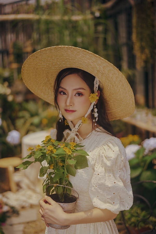 Gái một con Lan Phương đẹp như thiếu nữ giữa vườn hè-9