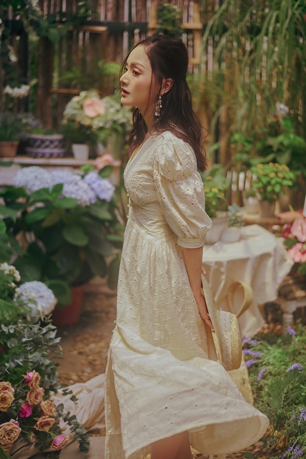 Gái một con Lan Phương đẹp như thiếu nữ giữa vườn hè-1