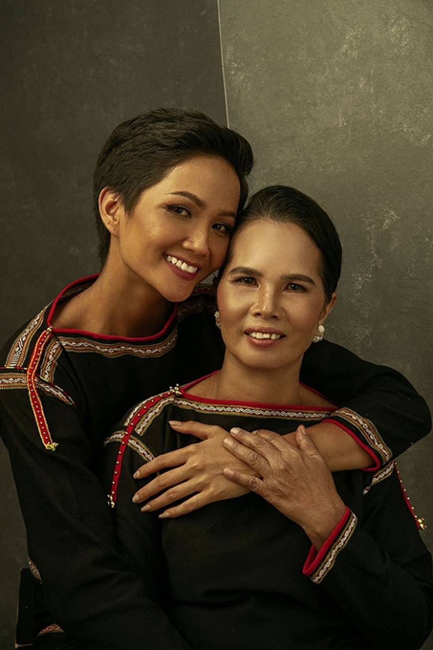 Nhân ngày của mẹ, HHen Niê công bố bộ ảnh chụp cùng đấng sinh thành dù ém hàng đã lâu-1