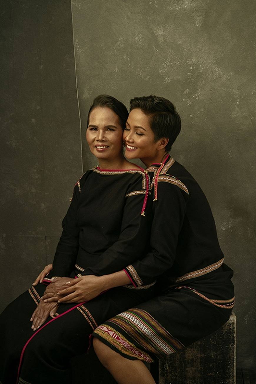 Nhân ngày của mẹ, HHen Niê công bố bộ ảnh chụp cùng đấng sinh thành dù ém hàng đã lâu-4