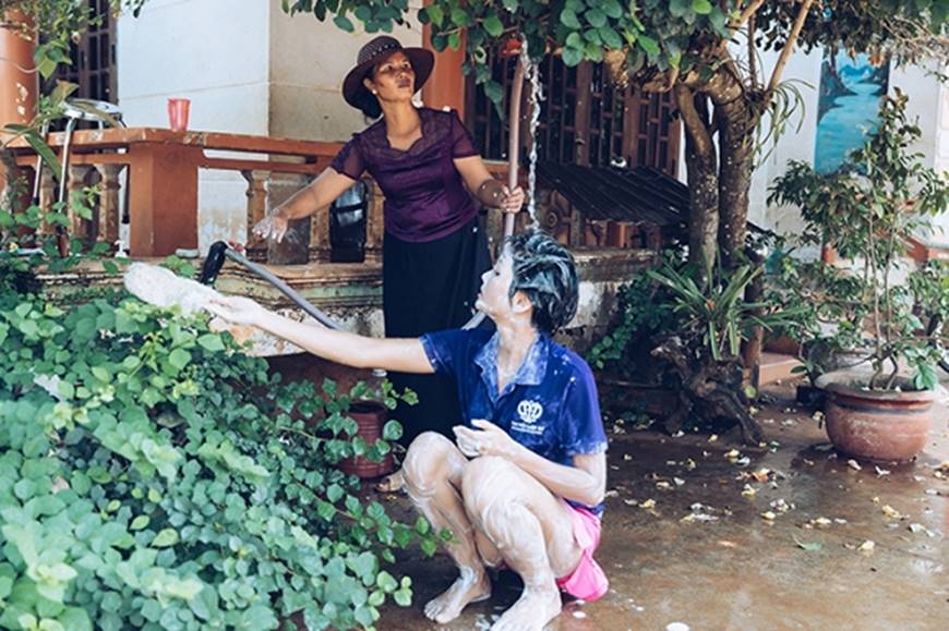 Nhân ngày của mẹ, HHen Niê công bố bộ ảnh chụp cùng đấng sinh thành dù ém hàng đã lâu-8