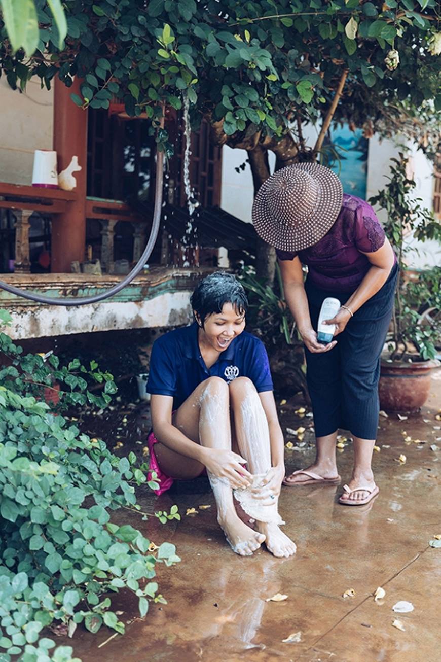 Nhân ngày của mẹ, HHen Niê công bố bộ ảnh chụp cùng đấng sinh thành dù ém hàng đã lâu-11