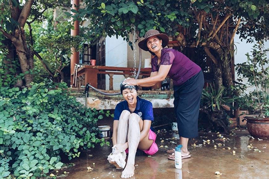 Nhân ngày của mẹ, HHen Niê công bố bộ ảnh chụp cùng đấng sinh thành dù ém hàng đã lâu-12