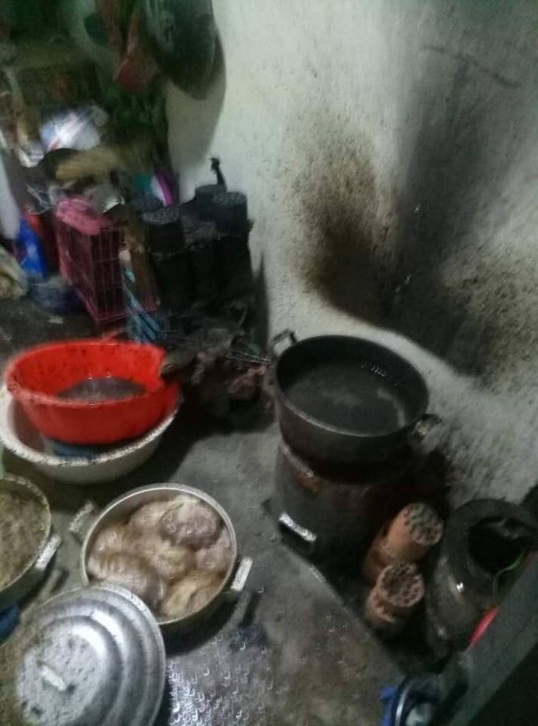 Sốc: Đun bếp than tổ ong trong chung cư để xảy ra sự cố khiến nhiều người hốt hoảng bỏ chạy-2