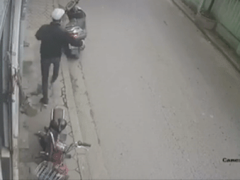 Clip: Một đoàn 12 tên kéo nhau đi ăn trộm-1