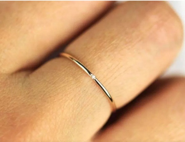 Hai cô gái cùng khoe nhẫn đính hôn kim cương lấp lánh, người xấu hổ ề chề, kẻ thì mặt mày tím tái vì bị người dùng mạng bóc mẽ”-1