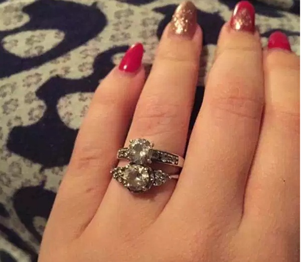 Hai cô gái cùng khoe nhẫn đính hôn kim cương lấp lánh, người xấu hổ ề chề, kẻ thì mặt mày tím tái vì bị người dùng mạng bóc mẽ”-2