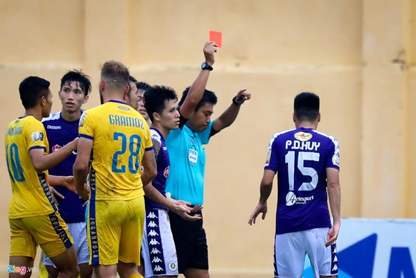 Đình Trọng nhận thẻ đỏ trực tiếp đầu tiên trong sự nghiệp-6