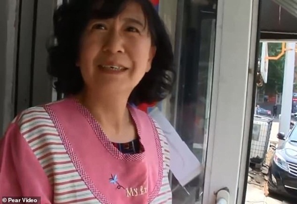 Khoảnh khắc khiến ai cũng phải cảm tạ trời đất: Ra vỉa hè sưởi nắng tập thể dục, người phụ nữ thót tim vì ô tô điên suýt lao trúng-1