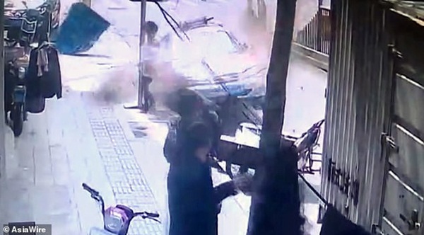 Khoảnh khắc khiến ai cũng phải cảm tạ trời đất: Ra vỉa hè sưởi nắng tập thể dục, người phụ nữ thót tim vì ô tô điên suýt lao trúng-2